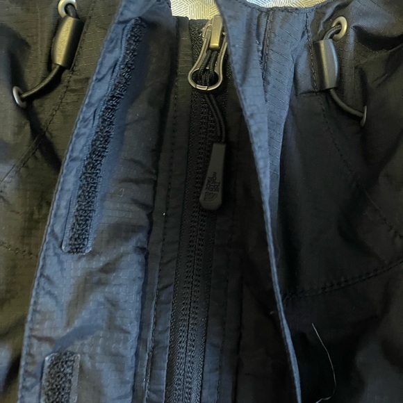 Women’s Northface 2.5 L Waterproof Jacket - Picture 3 of 3
